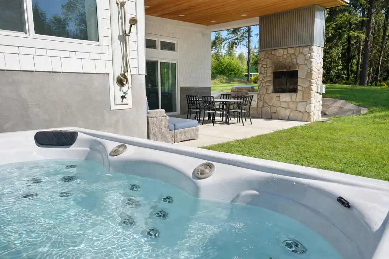 The Bay House: hot tub