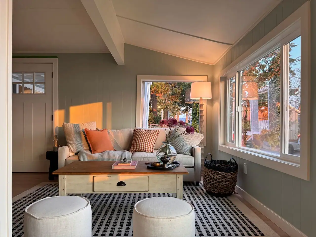 The Leonora by the Sea: living room